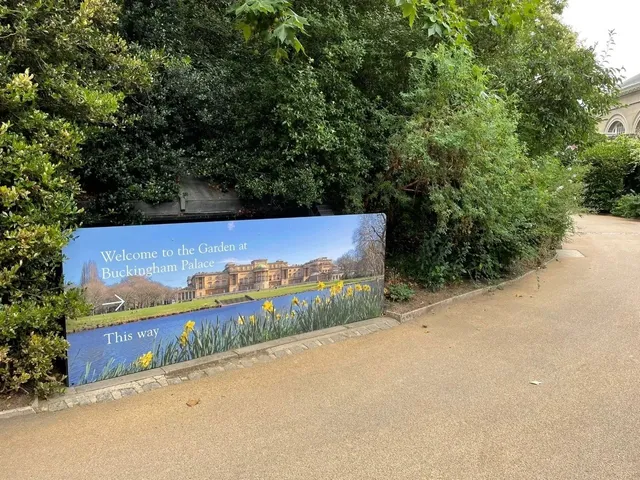 🇬🇧 Visiting the Queen's Backyard: Buckingham Palace Gardens 🌸🏰