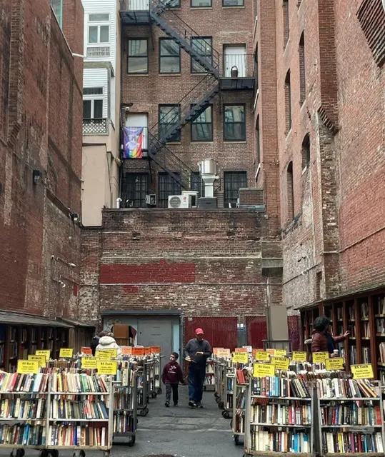 Boston's unique open-air old bookstore 📚