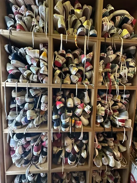 🇩🇪 Found an amazing vintage shopping street in Berlin! 🛍️✨