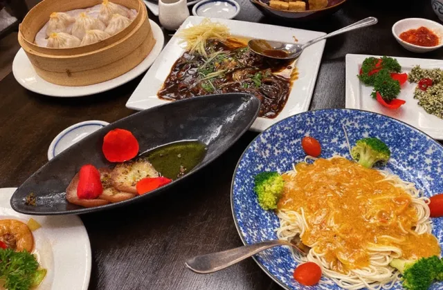 ​​Toronto’s Best Shanghainese | Yan’s Kitchen – Crab Roe Noodles 🦀🍜