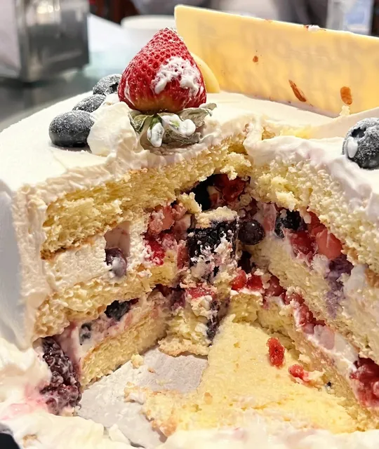 🍰 Porto’s Bakery - LA’s Legendary Cheap & Cheerful Cake Heaven!​​ 💛✨