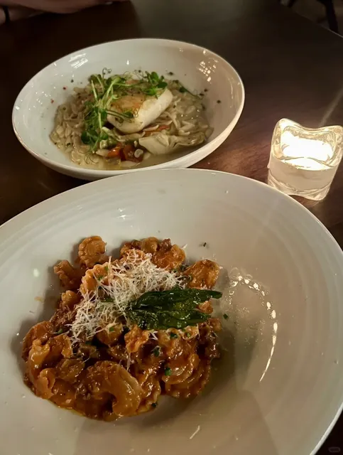 Arizona | What’s it like to eat bone marrow next to a 🐻 taxidermy?