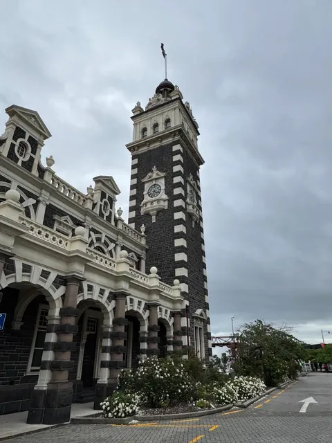 Dunedin in the Rain – British Vibes Maxed Out! ☔🇬🇧
