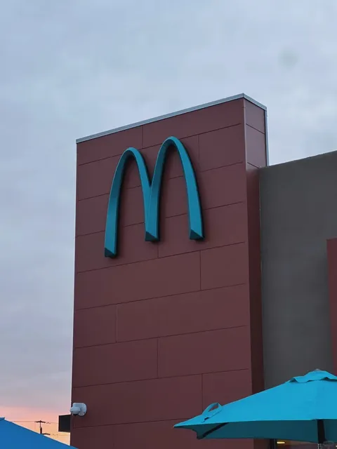  Arizona｜The World’s Only Blue McDonald’s Ⓜ️ 
