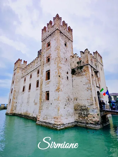 Italy | Home to a Picturesque Water Castle 🏰🌊