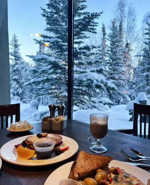 Witnessed a massive aurora outbreak on the first night in Yellowknife 