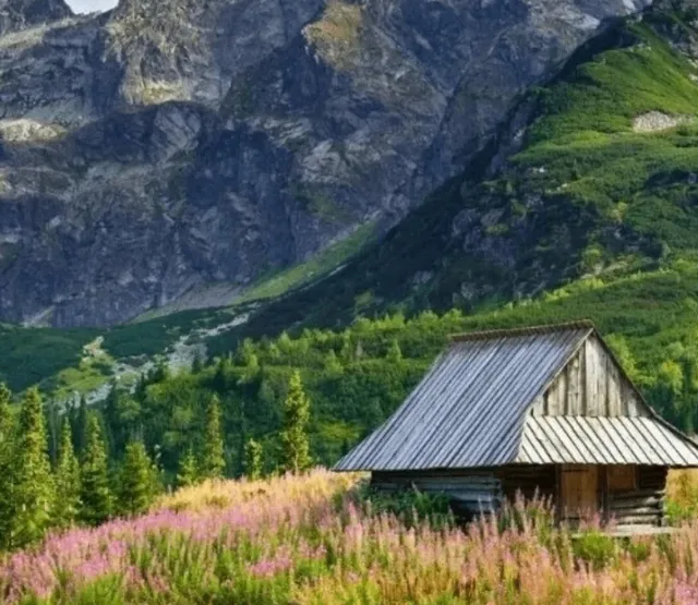 Narrow cobblestone streets