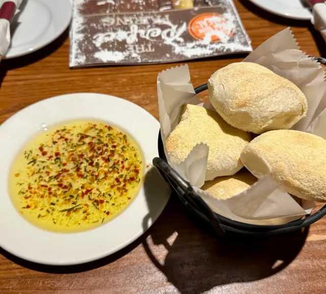 A Chain Restaurant That Actually Tastes This Good?! 🍕🍝