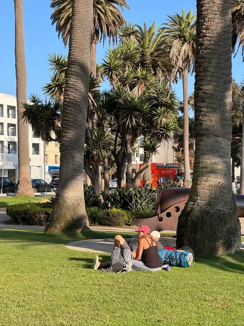 A Morning Walk in Santa Monica: Like a Scene from a Film 🎞️🌊
