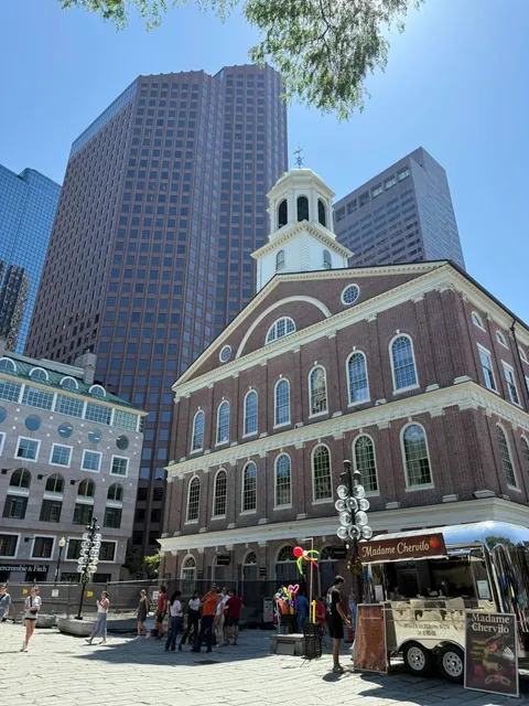 🛍️🍜 Quincy Market: Boston’s Ultimate Food & Fun Hub!