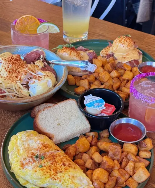 How come this EDM restaurant is packed even on a Monday? 🍴