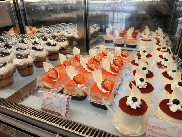 Atl - Sweet Hut Bakery: Carb Heaven! 🍞💜