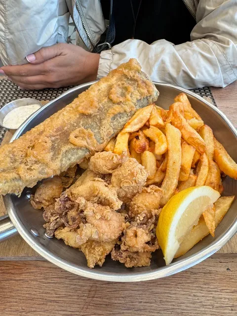 🇿🇦 Cape Town’s Chill Spot: Where Pizza Meets Potato Chips! 