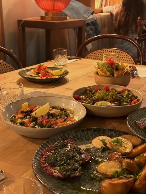 Having another beautiful meal in Paris 🙆🏼‍♀️