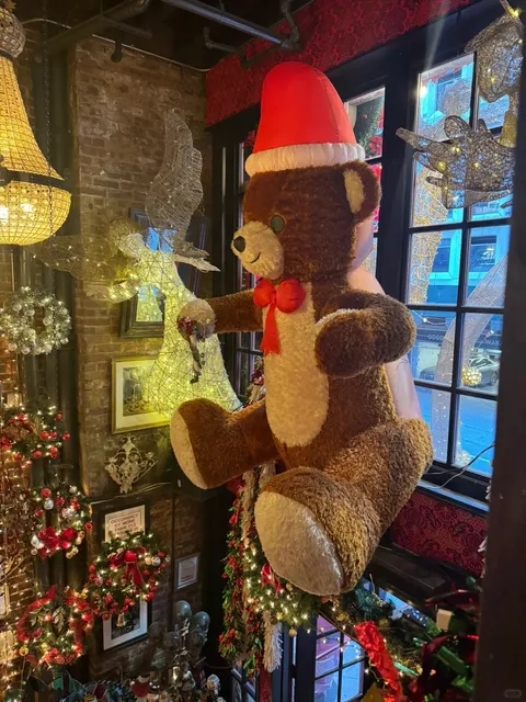 Comparing the Two Hottest New York Christmas Restaurants 🌟