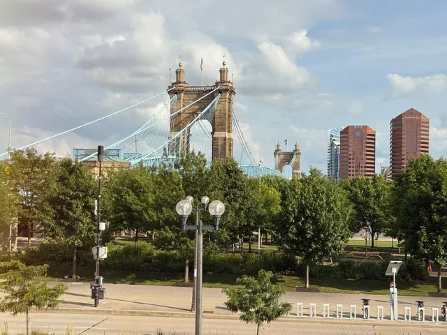 🇺🇸 Cincinnati’s “Cincinnati” Landmark Sign + Location 📍