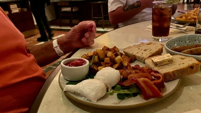 Amazing Food & Location! 🍔🎡