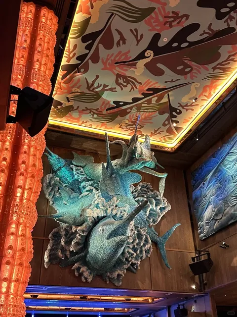 🇬🇧 Dining in an Underwater Palace (With Free Lobster!)  