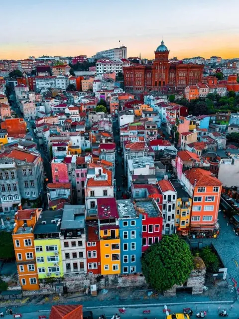 🇹🇷 Stumbling Into a Fairytale Street in Istanbul! 🌈