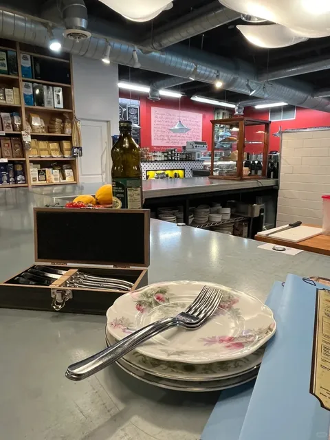 🇨🇧 ​​Il Negozio Nicastro: Ottawa’s Italian Grocery with a Secret Bar