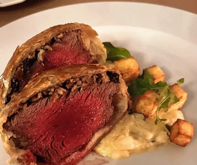  BR  Carlota Wellington steak