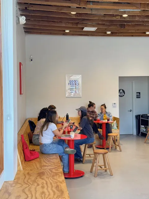 LA | A Dreamy Cream-Colored Cafe in a Vibrant Area! 🌈☀️