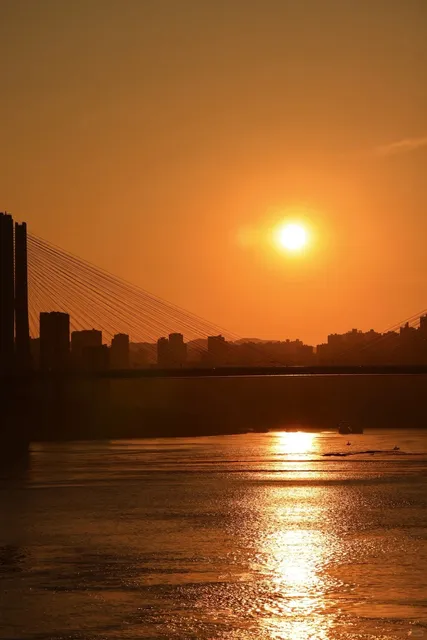 🌅 Sunset Magic at Lijiatuo Ferry—Chongqing’s Hidden “Orange Sea”! 