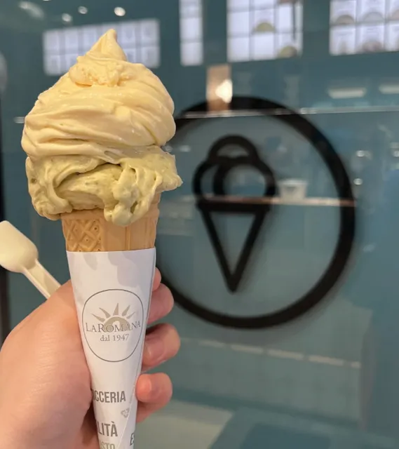 I ate the popular gelato in Mallorca
