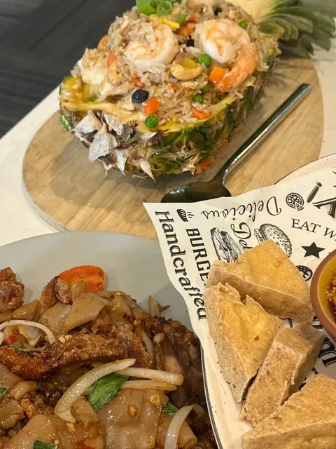  Huge Portions, Pineapple Rice & Purple Sticky Rice Ice Cream! 🍍🍚🍨