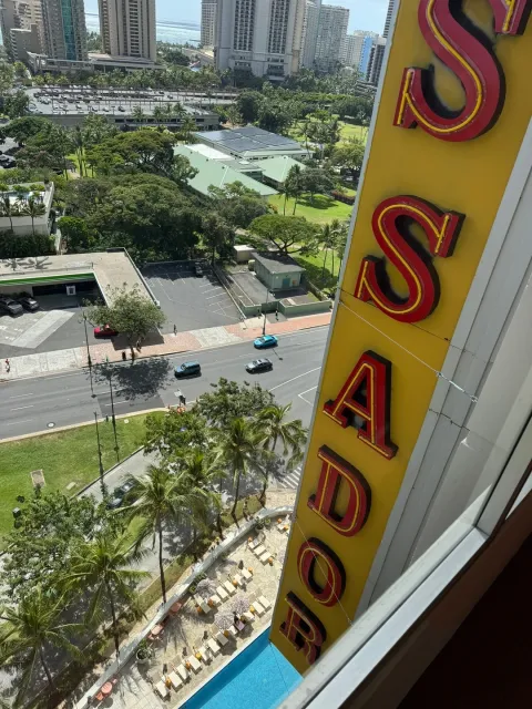 Waikīkī Swim & Social Club – A Great Spot for Pau Hana! 🍹