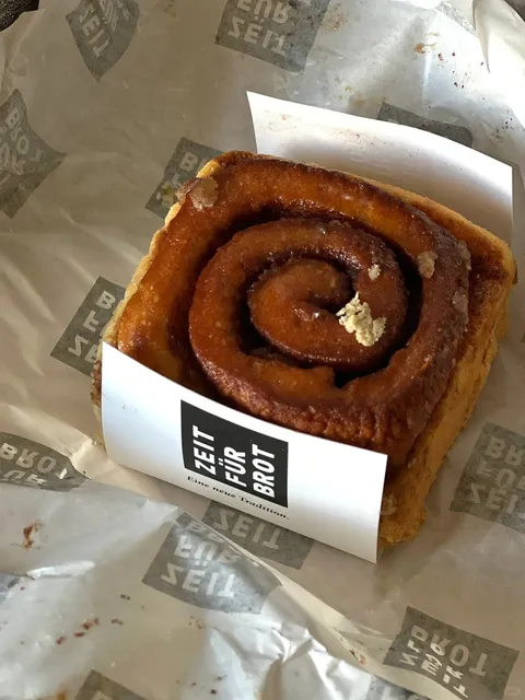🇩🇪 Berlin, this bakery’s cinnamon rolls are absolutely delicious! 😋