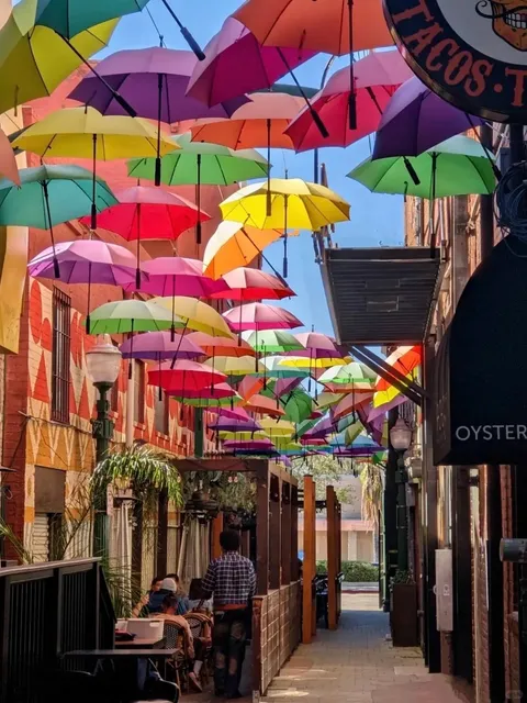 LA｜A Peaceful Art-Filled Town Near UCR 🏘️🌂