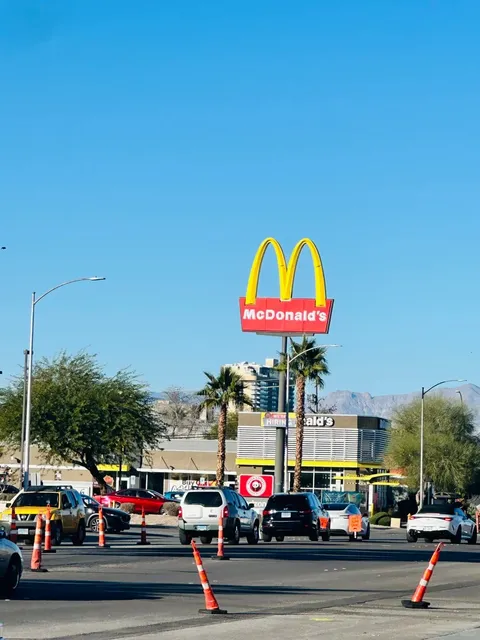 Las Vegas has the vibrant beauty of an economic boom era! 💸✨