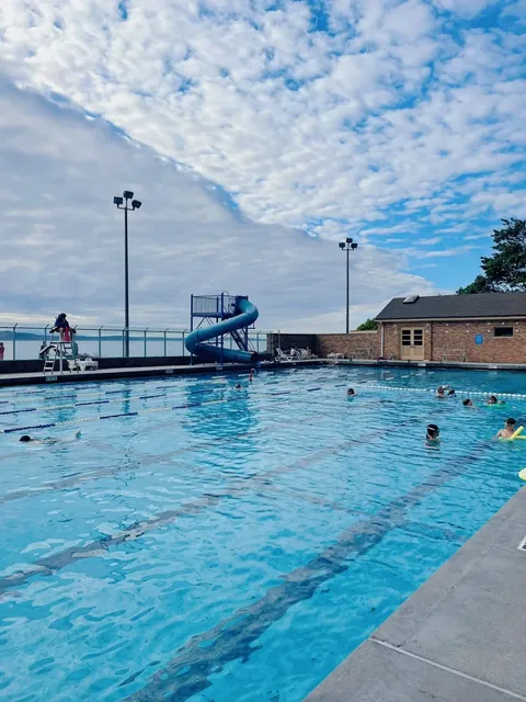 Seattle | The Most Beautiful Seaside Pool 🏖️
