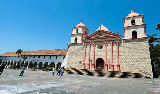 🌟 California Highway 1: Spanish-Style Gem – Santa Barbara 🌟
