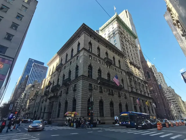 📸 LV Skyscraper: NYC’s New Insta-Icon 🌿