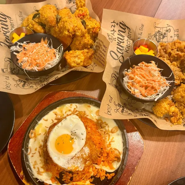 🇨🇦 ​​Toronto’s Salted Egg Yolk Fried Chicken Will Hypnotize You​​ 🍗