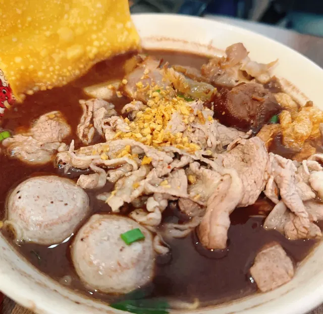 Boston's Internet-famous boat face is worth it