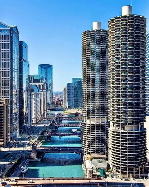 🌽🏙️ Marina City's Spinning Garage 🚗🌀