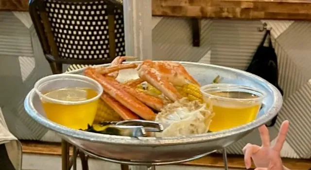 🌊 Pier 16  |   Lively Seafood Eatery with Riverfront Views