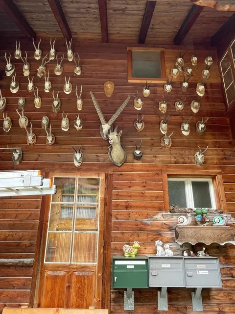 Switzerland on a Budget: The Smart "No-Hotel-Hopping" Guide ✌️