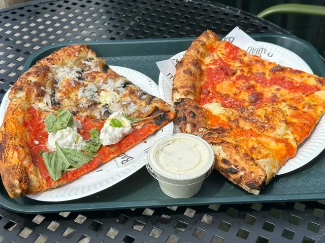 🇨🇦 ​​Pizzeria Badiali - Toronto's Pizza Worth the Wait​​ 🍕🔥