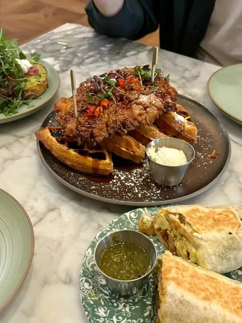 DTLA / Found the Best Chicken & Waffles Here! 🧇🍗