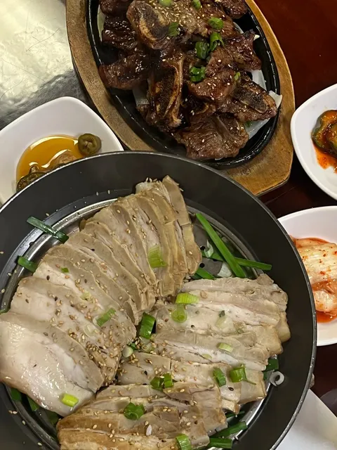 LA / Ktown | A Mixed Bag of Korean Classics at Chunju Han-Il Kwan 🍲⚡