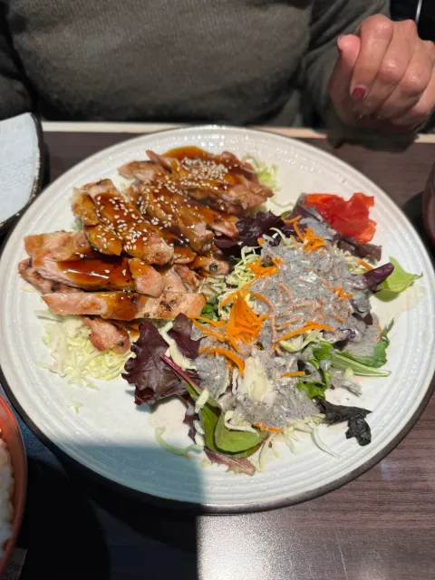 A Nice Japanese Restaurant – Warm & Welcoming! 🍣🏮