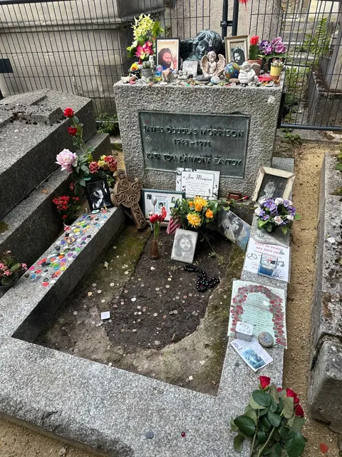 Père Lachaise Cemetery: A Guide to Paris’ Most Famous Resting Place 🏛