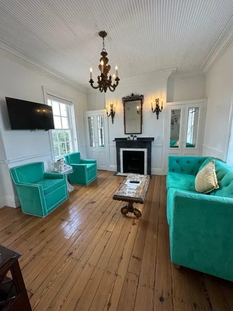 A Romantic Step Back in Time 💖🏛️