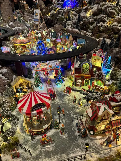 🎄 A Must-Visit Free Indoor Christmas Show in Autumn and Winter 🌬️