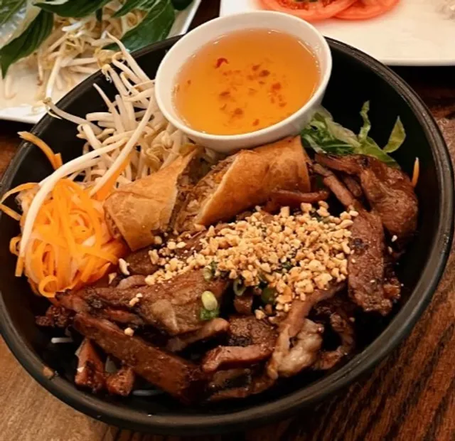 Pho and Roll Vietnamese Kitchen 🍜🍯