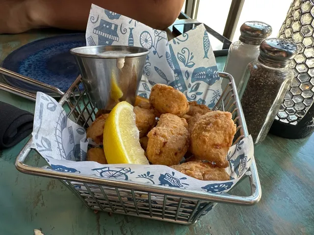 🍽️ Café Hollander Hilldale – A Mixed Bag of Tastes!